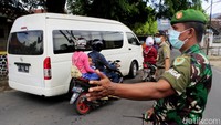 Untuk mengurai kepadatan kendaraan yang mengantre di arah Soreang kota, polisi melakukan rekayasa jalan dengan mengalihkan kendaraan menuju jalan Baru Sadu (diputarkan sekitar 40 meter) lalu dialihkan kembali ke jalur utama Soreang-Ciwidey. Pool/Wisma Putra.
