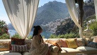 Luna Maya tengah bersantai di Villa Tre Ville Positano. Foto: Instagram/ Luna Maya