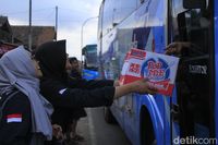 Pengamen Jalanan Dadakan Hibur Pemudik yang Lewat Nagreg