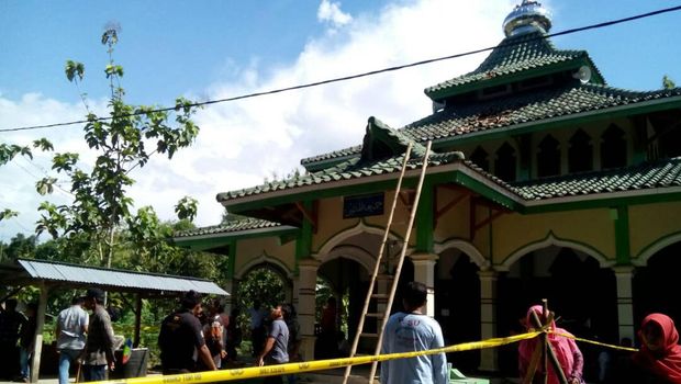 Polisi Selidiki Balon Udara yang Jatuh Timpa Masjid di Ngawi