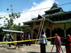 Balon Udara Terbakar dan Jatuh Menimpa Masjid di Ngawi