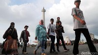 Kawasan Monumen Nasional (Monas) menjadi pilihan warga untuk menikmati suasana libur Idul Fitri. 