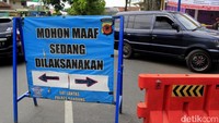 Sebelumnya, pantauan detikcom, sekitar Pukul 09.00 WIB di jalur alteri Baleendah-Banjaran terjadi antrean kendaraan yang didominasi kendaeaan wisatawan yang akan berwisata ke Ciwidey dan Pangalengan tepatnya di Pertigaan Baleendah, Alun-alun Banjaran dan Pasar Banjaran. Pool/Wisma Putra.