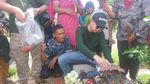 Raffi Ahmad Nyekar ke Makam Olga dan Jupe