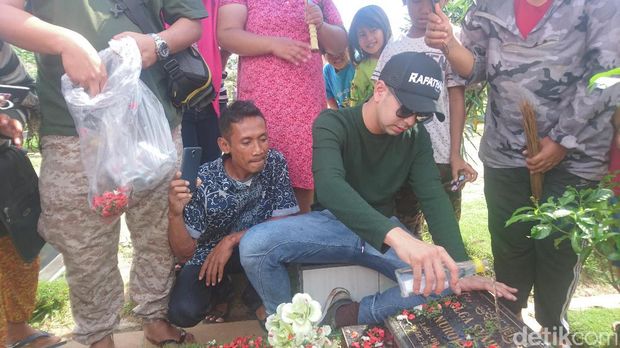 Hamdan ATT Alami Serangan Jantung, Raffi Ahmad Nyekar ke Makam Olga