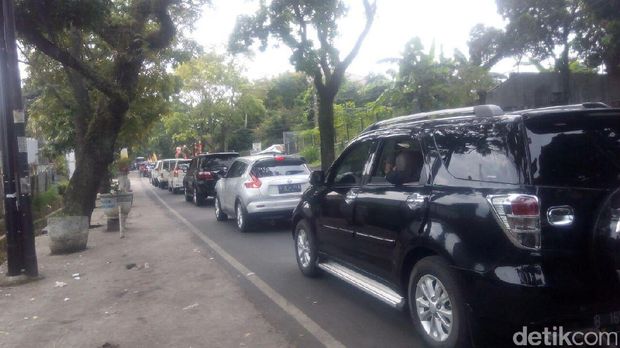 Jalur Menuju Lembang Padat, Kendaraan Dialihkan ke Sersan Bajuri
