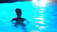 Asyiknya Luna Maya berenang di Blue Grotto atau gua biru di Pulau Capri, Italia. Foto: Instagram/ Luna Maya