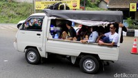 Laiknya memindahkan tempat tidur ke mobil, saat detikcom melihat salahsatu mobil bak terbuka yang digunakan pemudik didalamnya ada kasur yang dialasi menggunakan karpet, bantal dan guling, air mineral ukuran galon, termos, mejikom, tape, toples makanan khas lebaran, tumpukan tas dan lainnya. Pool/Wisma Putra.