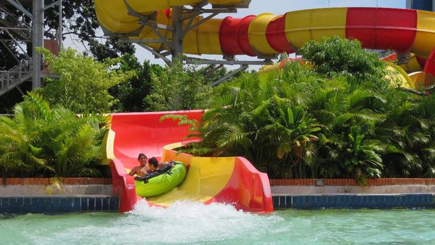 Keseruan berseluncur di arena Atlantis Water Adventure (Noval Dhwinuari Antony/ detikTravel)