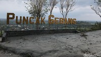 Puncak Gebang adalah destinasi wisata yang tengah naik daun di Yogyakarta. Dari atas sini, bisa terlihat pemandangan alam indah nan hijau terhampar ke belakang (Adi Fida/detikTravel)