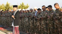 Mereka melaksanakan misi perdamaian dunia di Lebanon 2016-2017 merayakan hari kemenangan tersebut bersama dengan para  tentara yang tergabung dalam misi perdamaian dunia dari negara lain, digelar dengan Sholat Idul Fitri 1 Syawal 1438 H/2017 M berjamaah di lapangan Camp Soedirman UNIFIL HQ Naqoura Lebanon. Minggu (25/6/2017). Dok, Humas TNI.