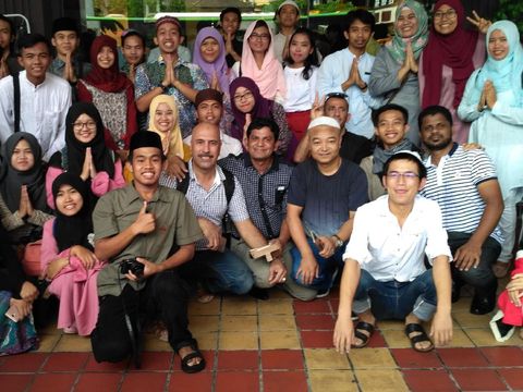 Pelajar asal Indonesia berfoto bersama usai salat Id di Masjid Xiamen