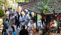 Tampak pengunjung Pura Tirta Empul, baik lokal maupun asing, memotret kehadiran Obama serta Michelle. Di samping Obama juga terlihat pengamanan yang cukup ketat. David Saut/detikcom.
