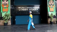 Seorang warga melintas di depan pintu masuk atau lobby utama Pasar Tanah Abang, Jakarta, Selasa (27/6/2017).