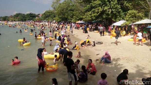 Wisata Pantai Di Jepara Mulai Dipadati Pengunjung Liburan