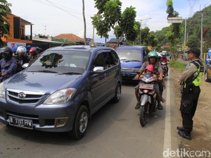 Kendaraan Menuju Objek Wisata di Ciwidey Bandung Mengular