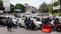 Pantauan detikcom di jalur menuju kawasan wisata Cipanas dan Puncak Darajat, antrean panjang kendaraan mengular di jalur Bandung menuju Garut. Kemacetan tersebut berjarak sekitar 5 kilometer mulai dari wilayah Warung Peteuy hingga Simpang Lima, Kecamatan Tarogong Kidul. Pool/Hakim Ghani.