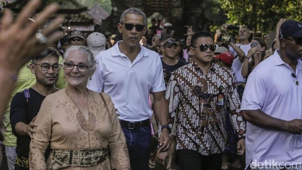 Berbusana kasual, Obama mengunjungi Pura Tirta Empul