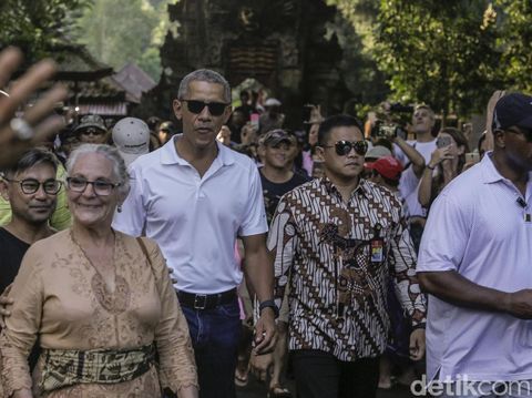 Foto: Gaya Putri Obama Padukan Sarung Bali dan <i>Sneakers</i> di Pura Tirta Empul