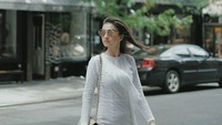Tampil minimalis dan dandanan flawless, kecantikan Raline Shah tak akan luntur. Foto: vanessachandrasari/ Instagram
