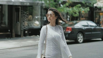 Raline Shah Tampil Sensual di Jalanan Kota New York