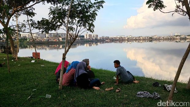 Menikmati Petang di Taman Waduk Pluit yang Kian Ciamik