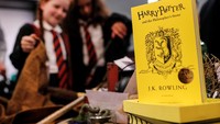 Disana terdapat pula edisi khusus buku pertama Harry Potter yakni  Harry Potter and the Philosophers Stone. REUTERS/Neil Hall.