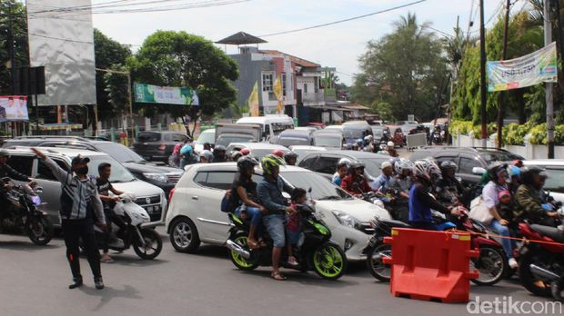 Wisata Cipanas dan Puncak Darajat Garut Diserbu Wisatawan