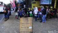 Lengkap dengan alat musiknya, mereka menyanyikan berbagai judul lagu dari mulai genre dangdut, pop, dan sundaan. Pool/Wisma Putra.