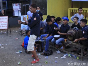 Pengamen Jalanan Dadakan Hibur Pemudik yang Lewat Nagreg