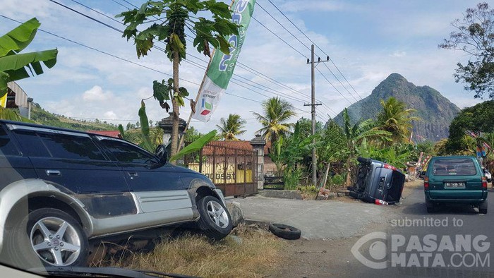 Kecelakaan di Jalur Menuju Pantai Prigi, 2 Mobil Hingga Terguling