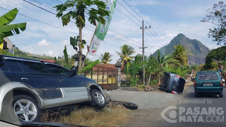 Kecelakaan Di Jalur Menuju Pantai Prigi 2 Mobil Hingga