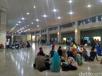 Warga duduk santai sambil meunggu antrean menuju pelataran puncak Monas.