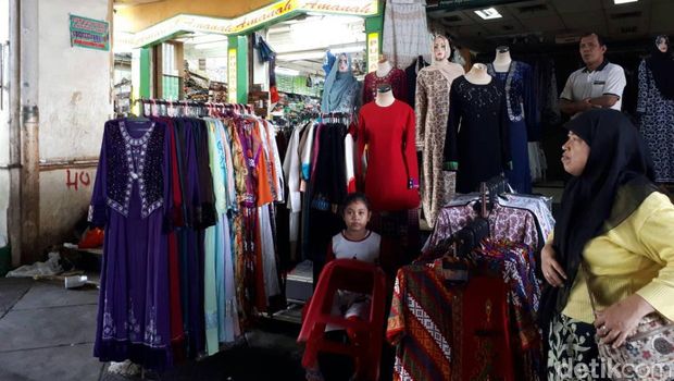 Pedagang gelar lapak di pinggir jalan
