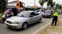Pantauan detikcom, sekitar Pukul 12.00 WIB di Pos Pertigaan Sadu Soreang, antrean kendaraan terjadi dari arah Alun-alun Soreang (arah Kopo) dan Jalan Baru Sadu Soreang (arah Banjaran). Pool/Wisma Putra.