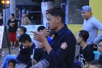 Pengamen Jalanan Dadakan Hibur Pemudik yang Lewat Nagreg