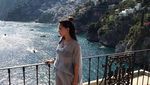 Gaya Liburan Luna Maya di Italia