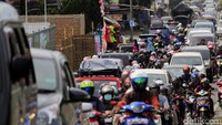Begini penampakan antrean kendaraan dari wilayah Soreang menuju obyek wisata Ciwidey Kabupaten Bandung, Jawa Barat, Selasa (27/6/2017). Pool/Wisma Putra.