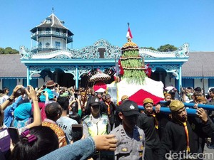 Gunungan Grebeg Sawal Keraton Surakarta Jadi Rebutan Wisatawan
