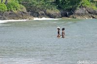 Anak-anak Obama yang bermain di pantai di sekitar Jimbaran (Randy/detikTravel)