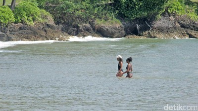 Foto: Anak-Anak Obama Main di Pantai Jimbaran