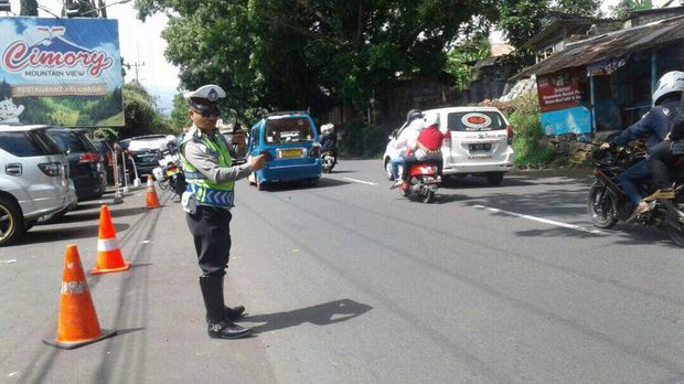 Arus lalu lintas di Puncak, Selasa (27/6/2017)