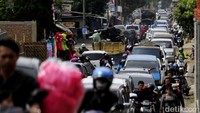 Antrean tersebut diakibatkan penyempitan jalur dari arah Soreang menuju Ciwidey dari dua lajur menjadi satu lajur. Pool/Wisma Putra.
