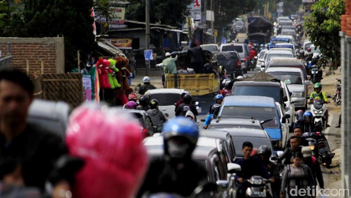 Antrean kendaraan menuju obyek wisata Ciwidey, Bandung nampak mengular. Hal itu diakibatkan penyempitan jalur menuju Ciwidey dari dua lajur menjadi satu lajur.