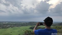 Wisatawan yang datang ke sini pun tak ingin melewatkan kesempatan dan langsung mengeluarkan kamera untuk foto-foto. Waktu terbaik untuk ke sini saat sore hari. Kalau cuaca sedang cerah, traveler bisa melihat Gunung Merapi dan Sindoro dari kejauhan (Adi Fida/detikTravel)