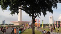 Para wisatawan yang berkunjung ke Monas bertebaran hampir di setiap sudut kawasan Monas. 