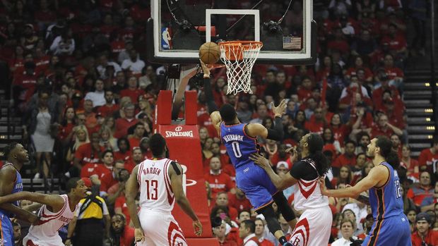 Aksi Russell Westbrook saat Oklahoma City Thunder bertanding melawan Houston Rocket