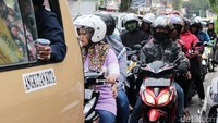 Volume kendaraan yang memasuki Kabupaten Garut, Jawa Barat terus meningkat. Akibatnya, kemacetan terpantau di sejumlah titik. Polisi mengatakan kemacetan terjadi karena tiga arus berbeda kini terjadi di Garut. Pool/Hakim Ghani.