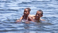 Obama nampak berenang bersama putrinya. Berenang sama seperti bersepeda, merupakan olahraga yang baik dilakukan siapa saja dan memberi manfaat baik bagi jantung dan pembuluh darah. (Foto: Pete Souza/The White House via Getty Images)