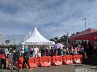 Warga antre untuk bisa masuk Tugu Monas.